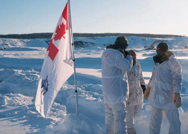 Imagen de la bandera de Canadá en el Ártico