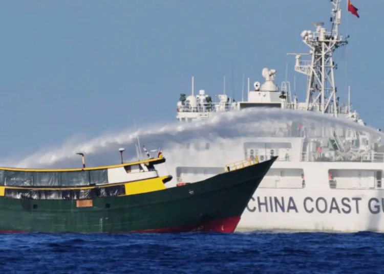 El buque de reabastecimiento filipino Unaizah May 4 es alcanzado por la explosión de un cañón de agua de la guardia costera china que causa heridas a varios miembros de la tripulación cuando intentaban entrar en el Second Thomas Shoal, conocido localmente como Ayungin Shoal, en el disputado Mar de China Meridional el martes 5 de marzo de 2024. (AP Photo/Aaron Favila, Archivo)