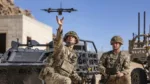 Soldados lanzan un dron durante unos ejercicios de entrenamiento en el Fuerte Irwin, en el condado de San Bernardino, en 2022.