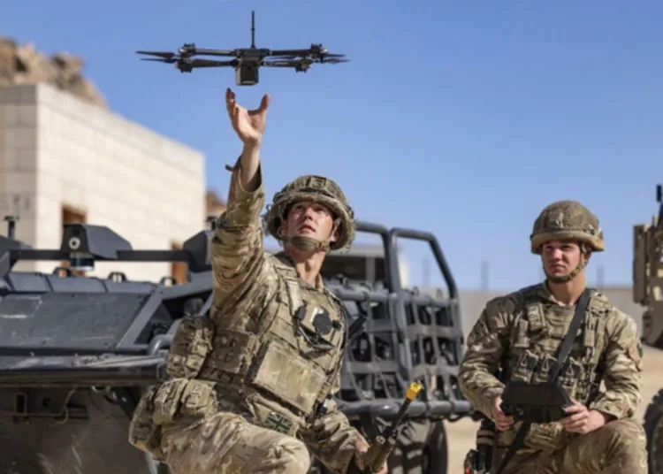 Soldados lanzan un dron durante unos ejercicios de entrenamiento en el Fuerte Irwin, en el condado de San Bernardino, en 2022.