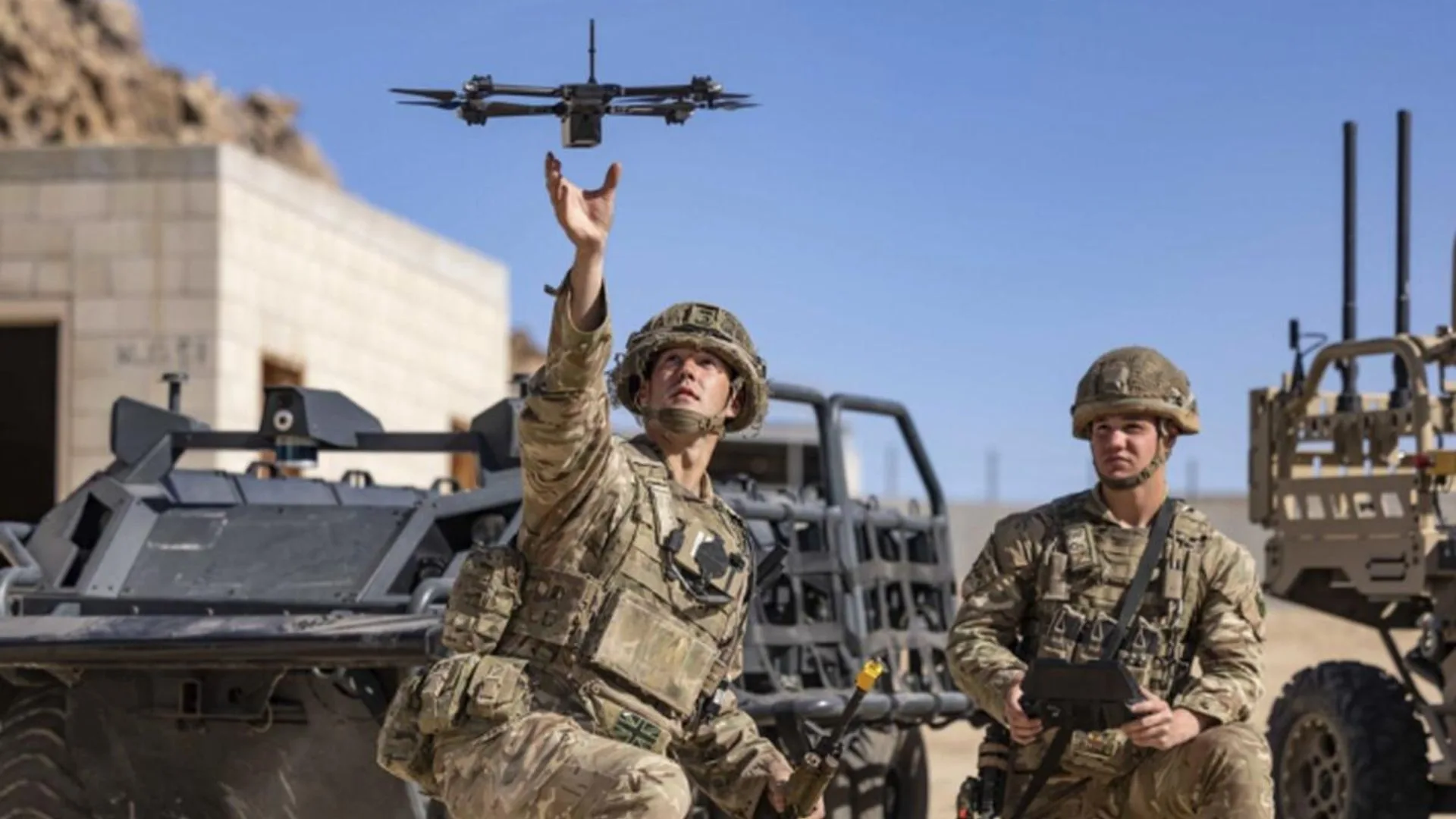Soldados lanzan un dron durante unos ejercicios de entrenamiento en el Fuerte Irwin, en el condado de San Bernardino, en 2022.