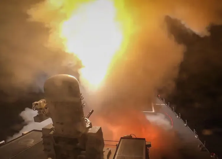 El destructor de misiles guiados de clase Arleigh Burke USS Carney derrota a una combinación de misiles Houthi y vehículos aéreos no tripulados en el Mar Rojo, 19 de octubre.Foto de la Marina de los EE.UU. por Mass Communication Specialist 2nd Class Aaron Lau