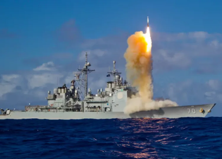 Un misil interceptor SM-3 Block 1B es lanzado desde el crucero de misiles guiados USS Lake Erie durante una prueba de la Agencia de Defensa de Misiles y la Marina de EE.UU. en el Océano Pacífico.Foto de la Marina de EE.UU.