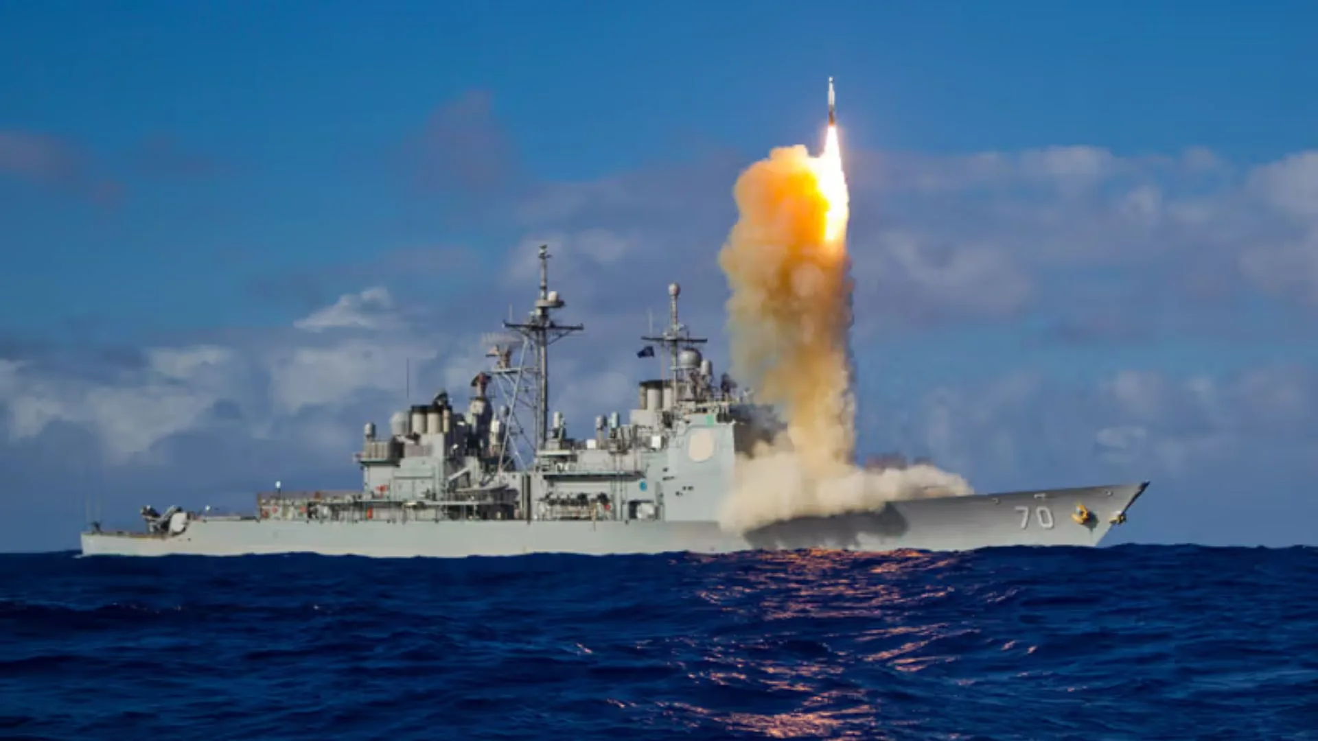 Un misil interceptor SM-3 Block 1B es lanzado desde el crucero de misiles guiados USS Lake Erie durante una prueba de la Agencia de Defensa de Misiles y la Marina de EE.UU. en el Océano Pacífico.Foto de la Marina de EE.UU.