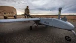 Soldado empuja el sistema aéreo no tripulado RQ-7B Shadow en la Base Conjunta McGuire-Dix-Lakehurst, Nueva Jersey, febrero de 2020 (U.S. Air National Guard/Matt Hecht)