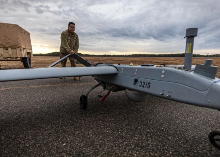 Soldado empuja el sistema aéreo no tripulado RQ-7B Shadow en la Base Conjunta McGuire-Dix-Lakehurst, Nueva Jersey, febrero de 2020 (U.S. Air National Guard/Matt Hecht)