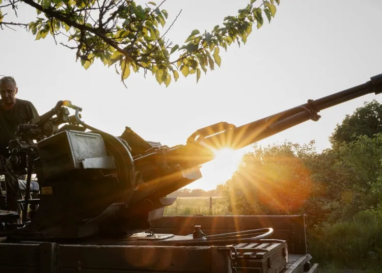 Un cañón antiaéreo de la era soviética operado por la 59ª Brigada de Asalto de Ucrania en la región de Dnipropetrovsk en junio. Sólo los misiles Patriot de fabricación estadounidense pueden rechazar los ataques rusos más avanzados.
Créditos...
Tyler Hicks/The New York Times