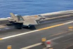 Un F-35C Lightning II, asignado a los “War Hawks” del Escuadrón de Cazas de Ataque (VFA) 192, despega desde la cubierta de vuelo del portaaviones de clase Nimitz USS Carl Vinson (CVN 70), el 22 de julio de 2025. El Vinson, buque insignia del Grupo de Ataque de Portaaviones UNO, está en marcha realizando operaciones de rutina en el área de operaciones de la 7.ª Flota de los EE. UU. (Foto de la Marina de los EE. UU. por el Especialista en Comunicación de Masas de 1.ª Clase Ryan D. McLearnon)