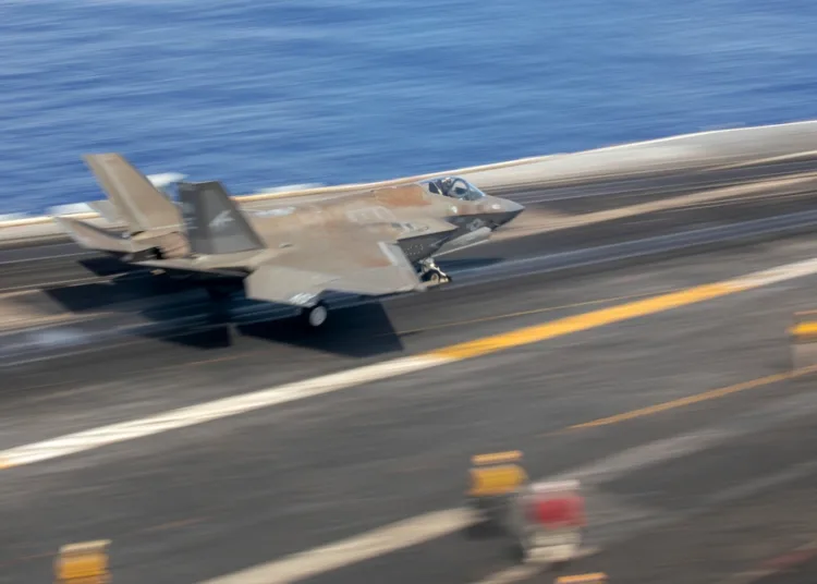 Un F-35C Lightning II, asignado a los “War Hawks” del Escuadrón de Cazas de Ataque (VFA) 192, despega desde la cubierta de vuelo del portaaviones de clase Nimitz USS Carl Vinson (CVN 70), el 22 de julio de 2025. El Vinson, buque insignia del Grupo de Ataque de Portaaviones UNO, está en marcha realizando operaciones de rutina en el área de operaciones de la 7.ª Flota de los EE. UU. (Foto de la Marina de los EE. UU. por el Especialista en Comunicación de Masas de 1.ª Clase Ryan D. McLearnon)