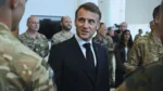 El presidente francés, Emmanuel Macron, visita un centro de mando marítimo en Northwood, Londres, el 10 de julio de 2025, durante su visita de Estado a Gran Bretaña. Créditos: Leon Neal, AP