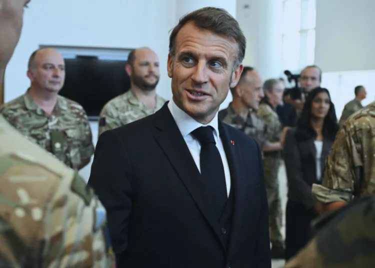 El presidente francés, Emmanuel Macron, visita un centro de mando marítimo en Northwood, Londres, el 10 de julio de 2025, durante su visita de Estado a Gran Bretaña. Créditos: Leon Neal, AP