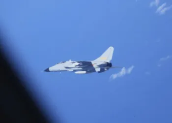 En esta foto proporcionada por el Ministerio de Defensa de Japón, se observa un caza-bombardero chino JH-7, en el centro, cerca de un avión de inteligencia electrónica YS-11EB, parcialmente visible a la izquierda, de la Fuerza Aérea de Autodefensa de Japón sobre el Mar de China Oriental el 9 de julio de 2025.