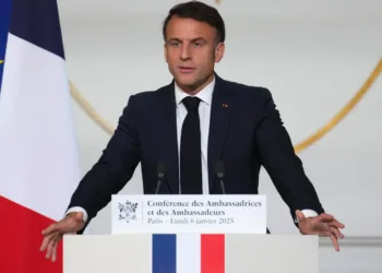 Macron se desdibuja mientras su gobierno tambalea / Créditos: archivo