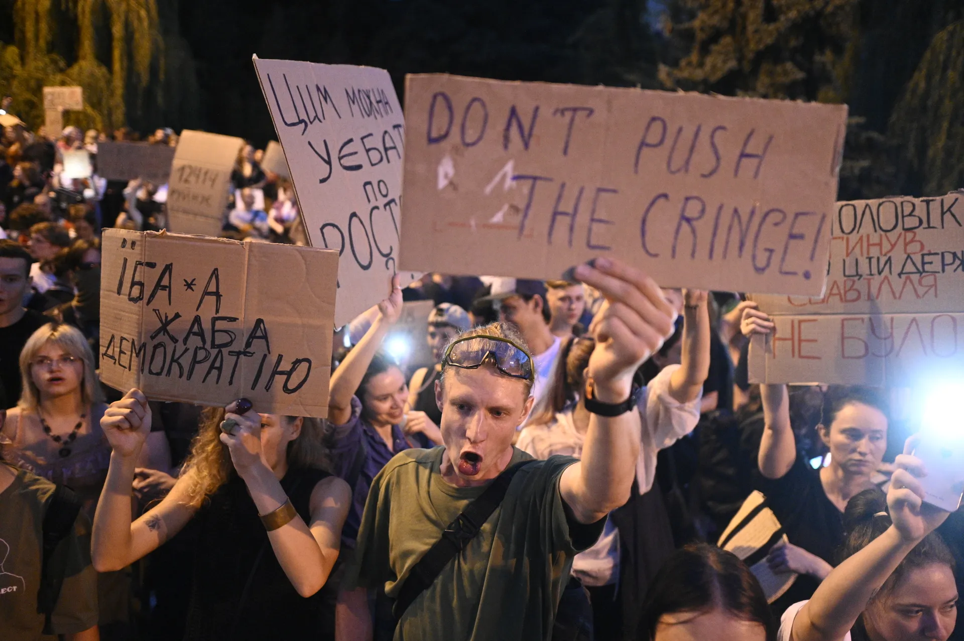 Zelenski firma ley que debilita los organismos anticorrupción y estallan protestas en Ucrania