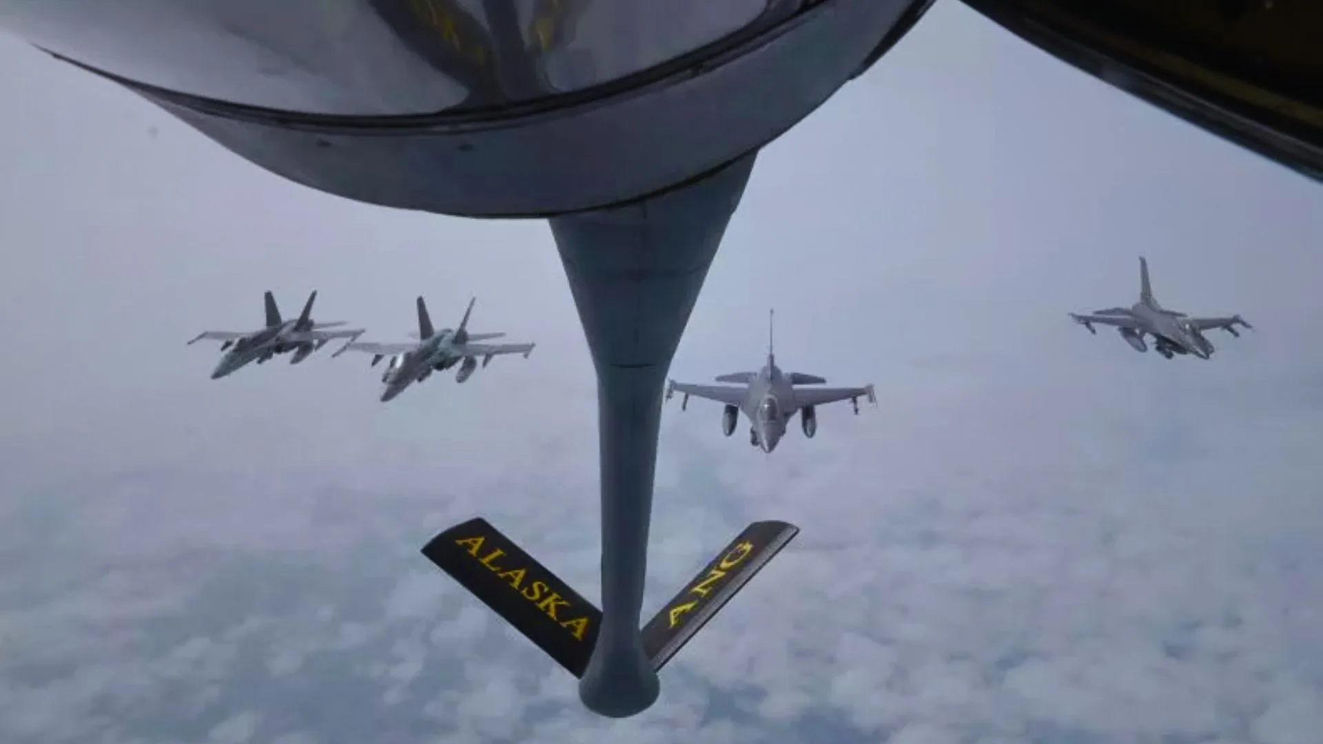 Tras detectar aviones militares rusos en Alaska, Estados Unidos despliega cazas F-16 y F-35 para vigilar la ADIZ sobre el Mar de Bering