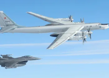 Aviones de combate F-16 Fighting Falcon del Mando Norteamericano de Defensa Aeroespacial (NORAD) identifican e interceptan un avión militar ruso Tu-95 sobre el Mar de Bering, 22 de julio de 2025 (Fuente de las imágenes: US DoD)