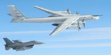 Aviones de combate F-16 Fighting Falcon del Mando Norteamericano de Defensa Aeroespacial (NORAD) identifican e interceptan un avión militar ruso Tu-95 sobre el Mar de Bering, 22 de julio de 2025 (Fuente de las imágenes: US DoD)
