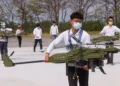 Miembros del personal transportan vehículos aéreos no tripulados desarrollados por Thunder Tiger Group durante una demostración en el centro de I+D dirigido por el gobierno en Chiayi. La empresa afirma estar en conversaciones con una empresa estadounidense para utilizar la tecnología de impresión 3D para construir drones. REUTERS/Ann Wang