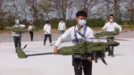 Miembros del personal transportan vehículos aéreos no tripulados desarrollados por Thunder Tiger Group durante una demostración en el centro de I+D dirigido por el gobierno en Chiayi. La empresa afirma estar en conversaciones con una empresa estadounidense para utilizar la tecnología de impresión 3D para construir drones. REUTERS/Ann Wang