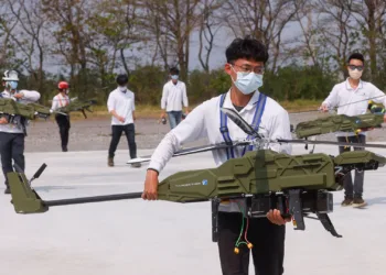 Miembros del personal transportan vehículos aéreos no tripulados desarrollados por Thunder Tiger Group durante una demostración en el centro de I+D dirigido por el gobierno en Chiayi. La empresa afirma estar en conversaciones con una empresa estadounidense para utilizar la tecnología de impresión 3D para construir drones. REUTERS/Ann Wang