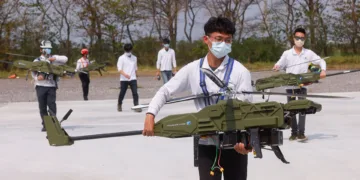 Miembros del personal transportan vehículos aéreos no tripulados desarrollados por Thunder Tiger Group durante una demostración en el centro de I+D dirigido por el gobierno en Chiayi. La empresa afirma estar en conversaciones con una empresa estadounidense para utilizar la tecnología de impresión 3D para construir drones. REUTERS/Ann Wang