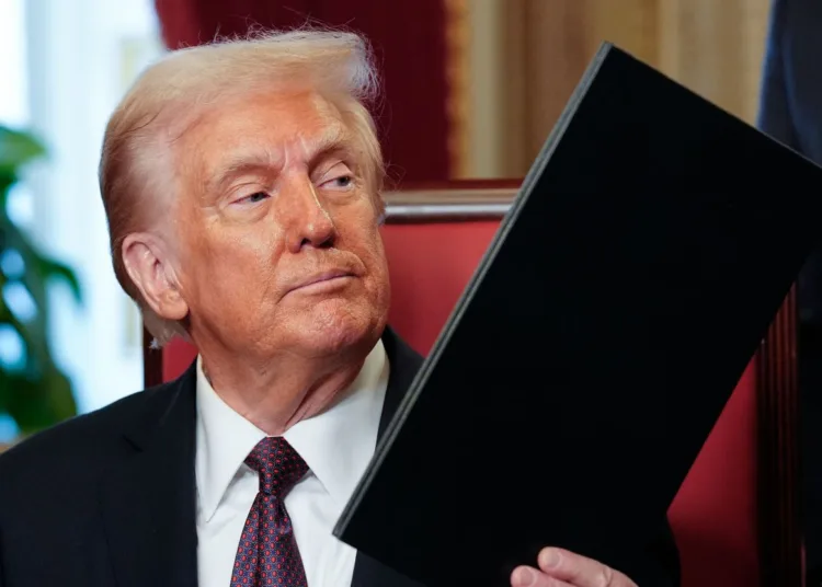 Trump advirtió que podría lanzar una intervención militar en Nigeria en respuesta a lo que describió como “asesinatos de cristianos”, afirmando que la nueva Oficina de Guerra estadounidense debe prepararse para actuar “rápida y brutalmente”. Créditos: Getty Images North America/Getty Images