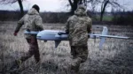 Soldados ucranianos preparan un dron en la línea del frente cerca de Bajmut, en la región ucraniana de Donetsk, el 26 de marzo. Créditos: Efrem Lukatsky/AP