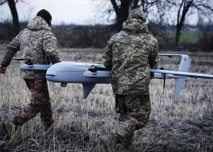 Soldados ucranianos preparan un dron en la línea del frente cerca de Bajmut, en la región ucraniana de Donetsk, el 26 de marzo. Créditos: Efrem Lukatsky/AP