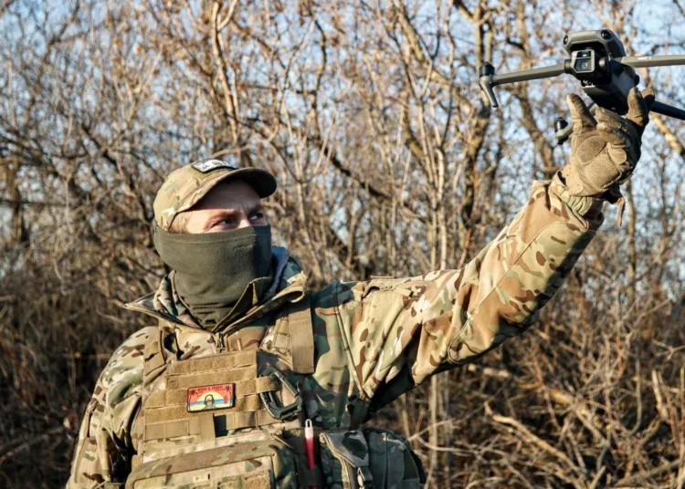 Un militar ucraniano vuela un dron durante una operación contra posiciones rusas en un lugar no revelado de la región de Donetsk, Ucrania, el domingo 4 de diciembre de 2022. Roman Chop/AP