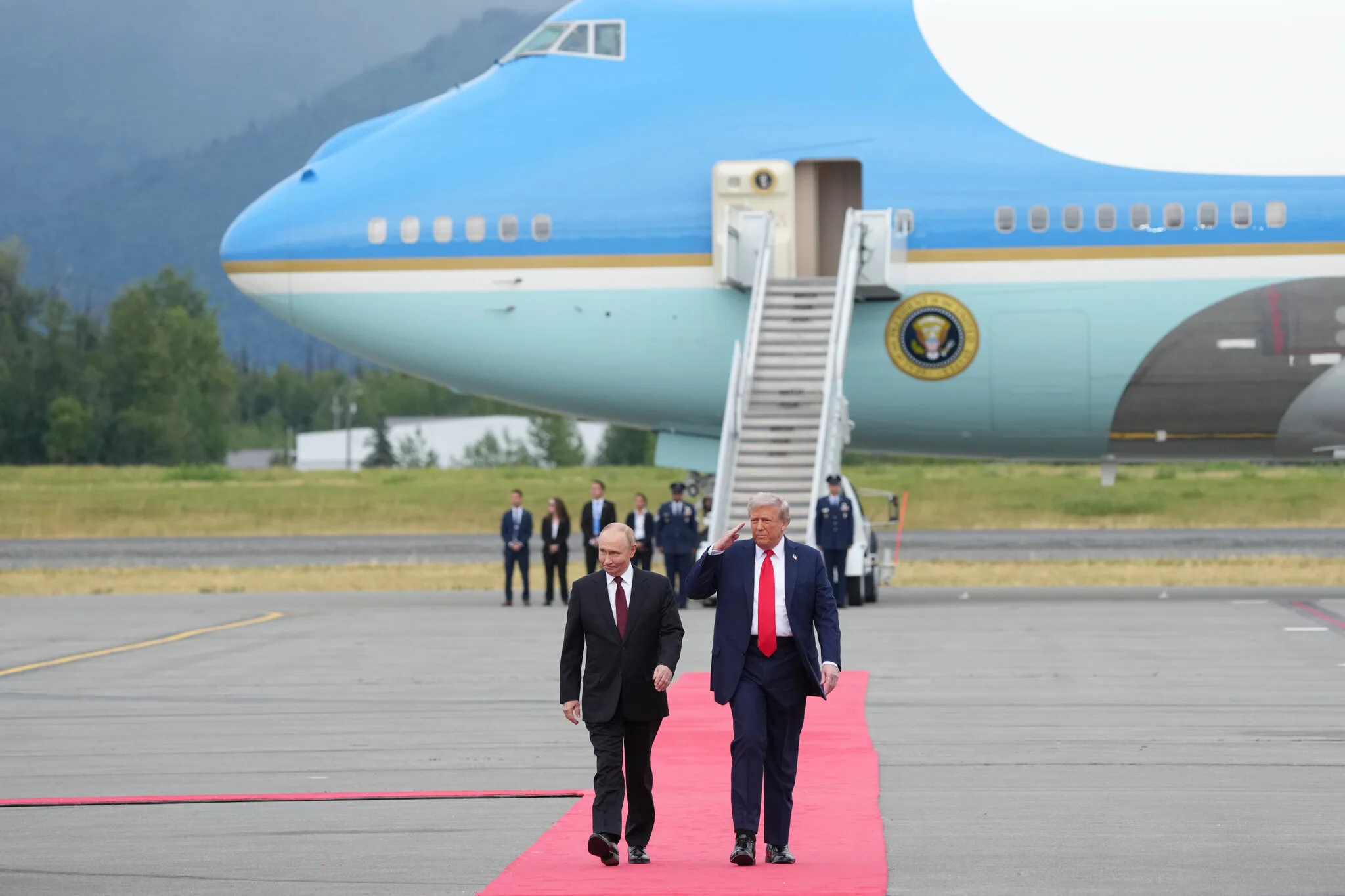 Putin y Trump inician histórica cumbre en Alaska para negociar el fin de la guerra en Ucrania