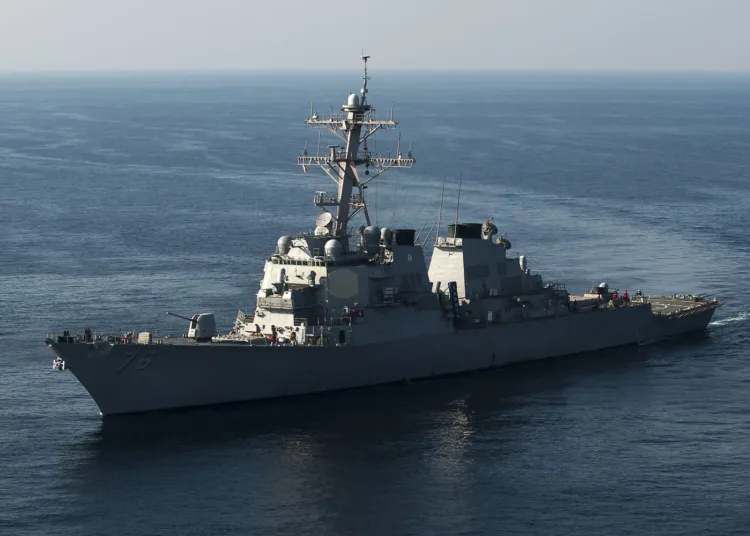 El USS Higgins en el Golfo Arábigo en 2015. Segunda Clase Gabriel Bevan / vía DVIDS
