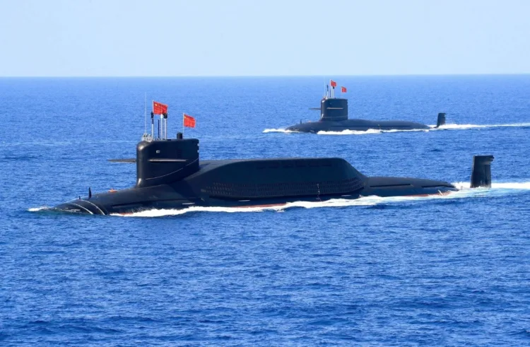 Un submarino nuclear clase Jin Tipo 094A con misiles balísticos de la Armada del Ejército Popular de Liberación (EPL) de China es visto durante una exhibición militar en el Mar de China Meridional el 12 de abril de 2018. Foto tomada el 12 de abril de 2018. REUTERS/Stringer
