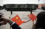 Banderas chinas junto a armamento nuclear. Créditos: The Guardin
