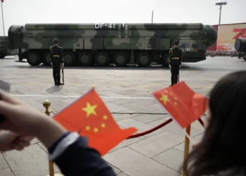 Banderas chinas junto a armamento nuclear. Créditos: The Guardin