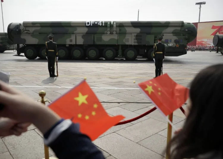 Banderas chinas junto a armamento nuclear. Créditos: The Guardin