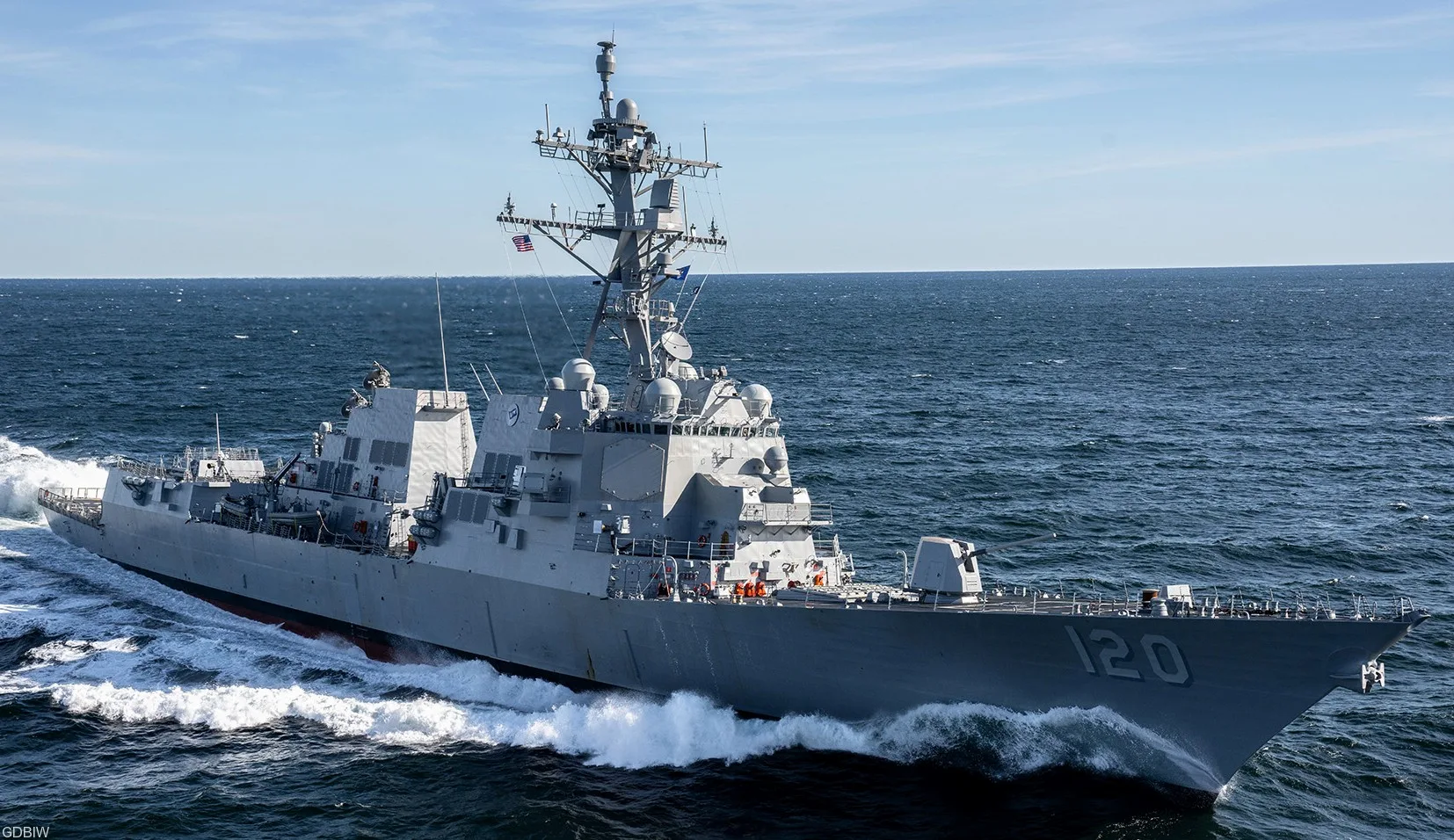 Estados Unidos despliega destructor ante la aproximación de una flota naval rusa y china a Alaska