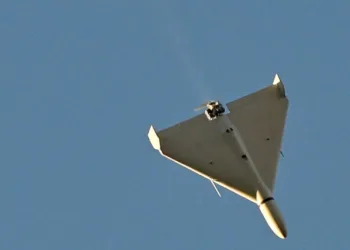 Dron ruso sobrevolando cielo ucraniano. Créditos: AFP/Sergei Supinsky