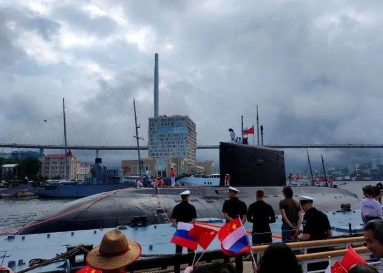 Buques militares chinos llegan a Vladivostok, Rusia, para formar parte de las maniobras navales conjuntas en el marco del ejercicio Joint Sea 2025. Créditos: Reuters