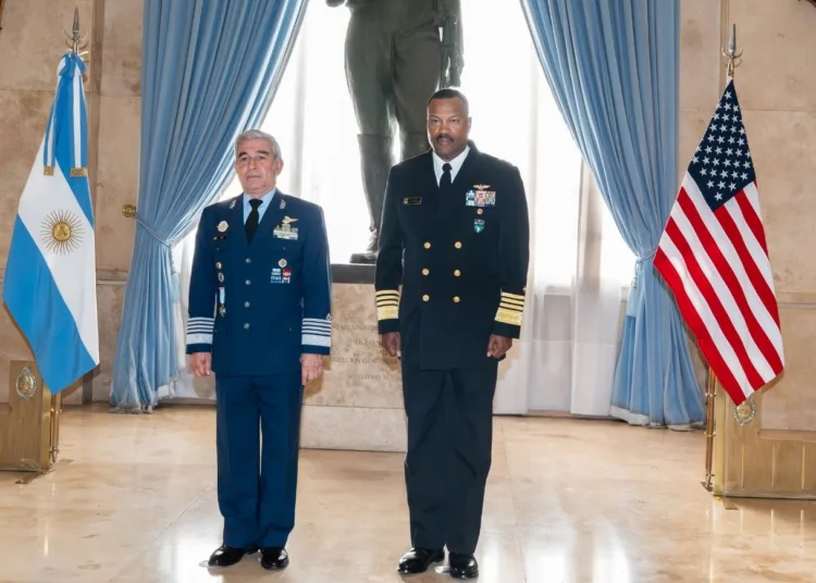 El brigadier general Xavier Julián Isaac, exjefe del Estado Mayor Conjunto de las Fuerzas Armadas, recibió al almirante Alvin Holsey, exjefe del Comando Sur de Estados Unidos (SOUTHCOM), durante su primera visita oficial a la Argentina. Crédito: Ministerio de Defensa