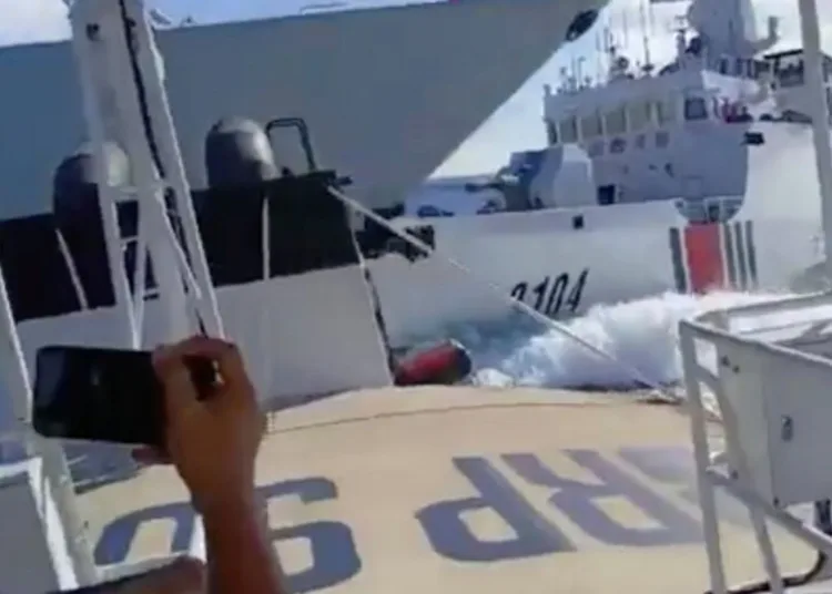 Buque de la Marina china colisiona con un barco de la Guardia Costera china mientras perseguían a una patrullera filipina cerca de Scarborough Shoal. Créditos: Guardia Costera de Filipinas/AP