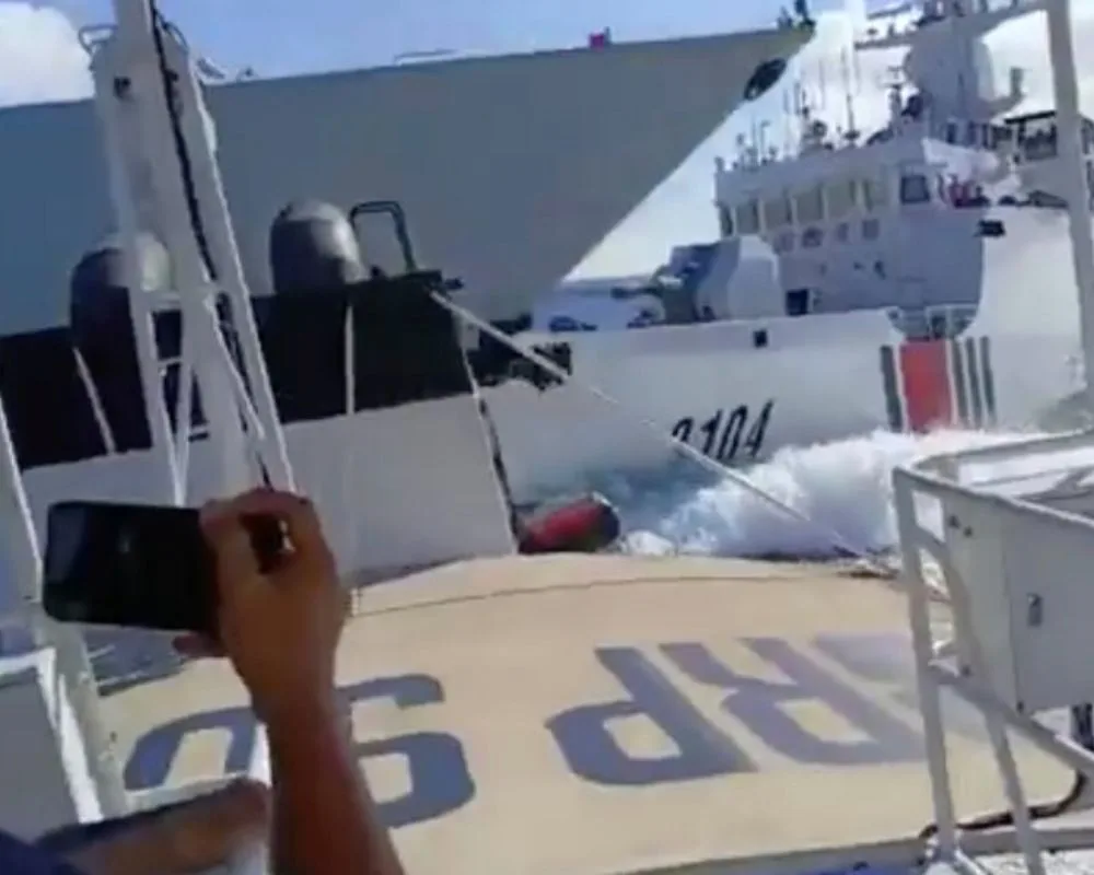 China y Filipinas se enfrentan nuevamente en el Mar de China Meridional tras una colisión entre la guardia costera y un buque naval