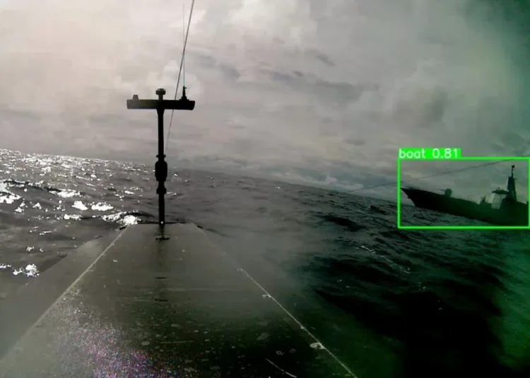 Buque de superficie autónomo Lightfish de Seasats navega cerca del destructor chino CNS Nanchang, a la derecha, mientras transitaba por el mar de Filipinas cerca de Guam. Créditos: Seaseats