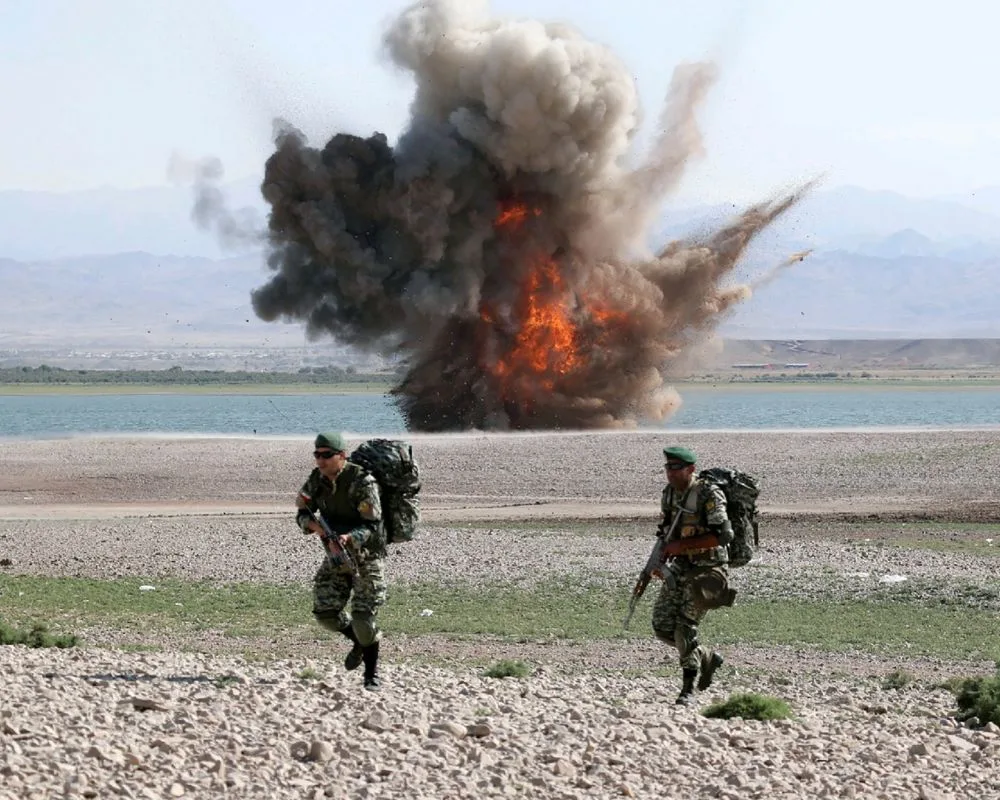 Irán intensifica ejercicios militares con drones tras guerra con Israel y tensiones con el OIEA