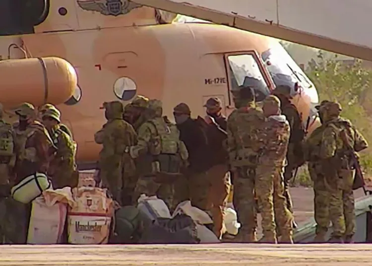 Mercenarios rusos ayudan a la junta de Malí en la lucha contra insurgentes yihadistas, refuerzando la influencia de Rusia en este país de África Occidental. Créditos: Ejército Francés/AP