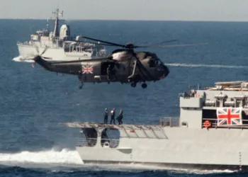 Helicóptero Sea King de la Armada británica despega desde la parte trasera de un buque de guerra británico el 6 de diciembre de 1987, mientras un convoy militar británico de cuatro buques se dirige hacia el estrecho de Ormuz durante la “guerra de los petroleros” entre Irán e Irak.