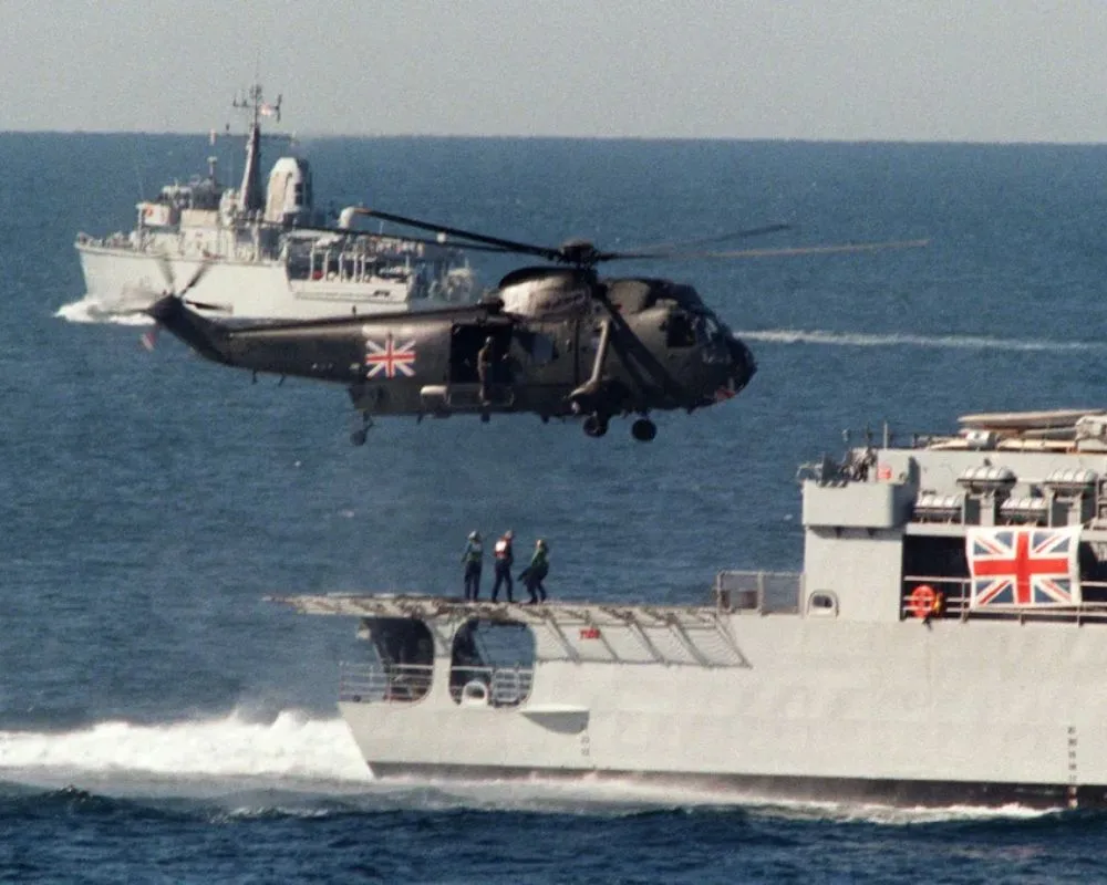 Helicóptero Sea King de la Armada británica despega desde la parte trasera de un buque de guerra británico el 6 de diciembre de 1987, mientras un convoy militar británico de cuatro buques se dirige hacia el estrecho de Ormuz durante la “guerra de los petroleros” entre Irán e Irak.