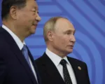 Presidente de Rusia, Vladímir Putin, y el presidente de China, Xi Jinping, participan en una ceremonia oficial de bienvenida para los jefes de las delegaciones durante la cumbre de los BRICS en Kazán, Rusia, el 23 de octubre de 2024. Créditos: Maxim Shipenkov/Reuters