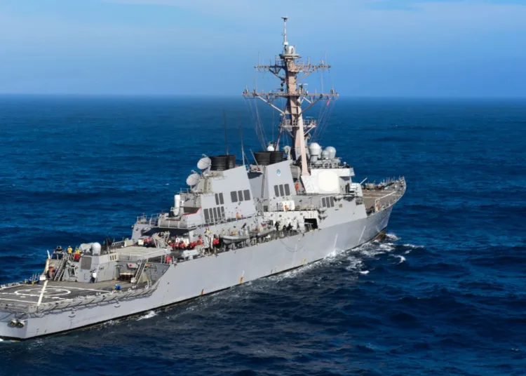El destructor de misiles guiados USS Higgins (DDG 76) está llevando a cabo un ejercicio de certificación de despliegue independiente frente a la costa del sur de California el 30 de abril de 2015. Foto de la Armada estadounidense.