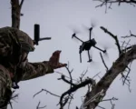 Militar ucraniano lanza un dron cerca de Bajmut, Ucrania. Créditos: Inna Varenytsia/Reuters