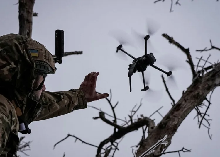 Militar ucraniano lanza un dron cerca de Bajmut, Ucrania. Créditos: Inna Varenytsia/Reuters